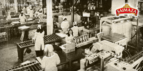 Mujeres trabajando en una fábrica de café