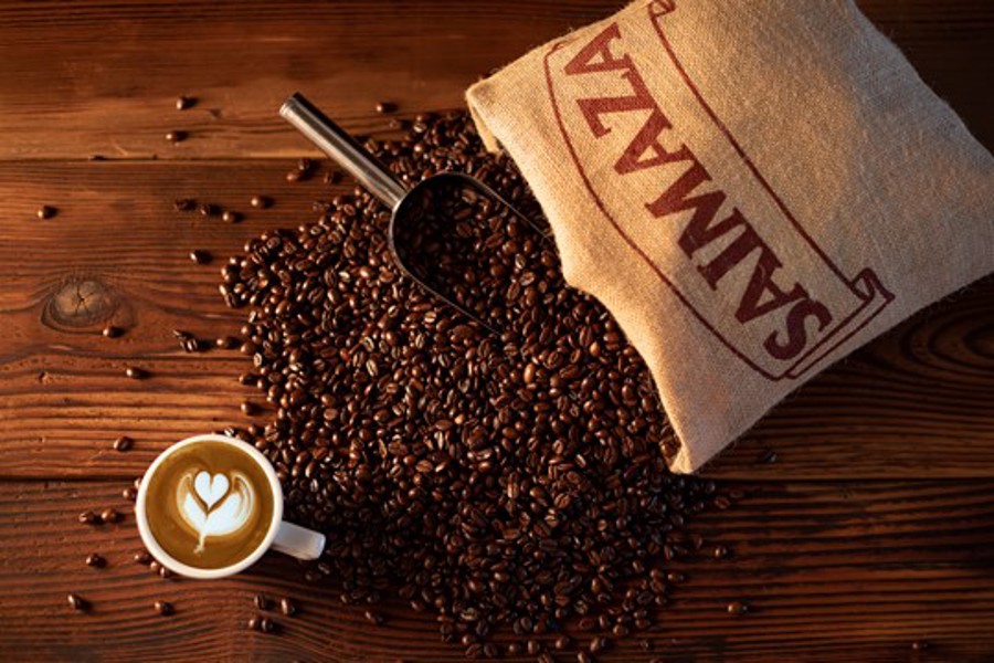 Granos de café Saimaza y taza de café